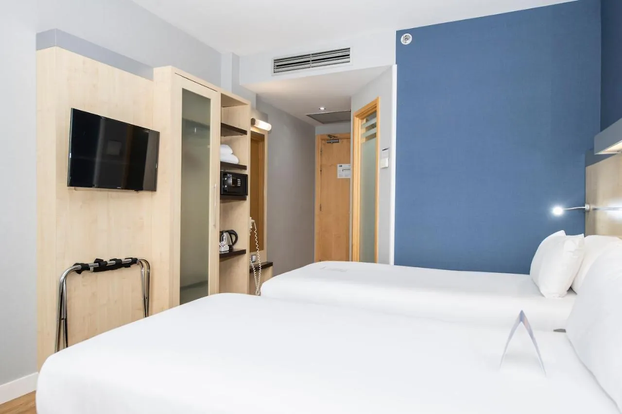 Holiday Inn Express Barcelona City 22@ By Ihg 3*,